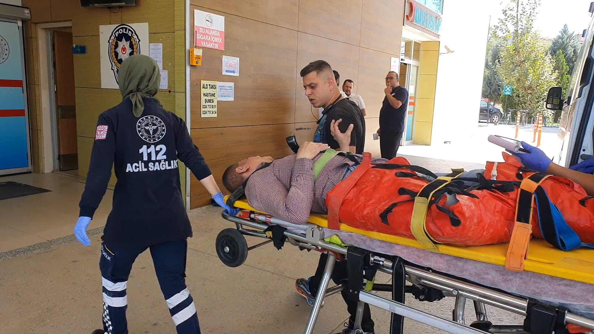 Üzerine sunta düştü! Bacakları kırılan işçi hastanelik oldu Üzerine sunta düştü! Bacakları kırılan işçi hastanelik oldu - 1. Resim