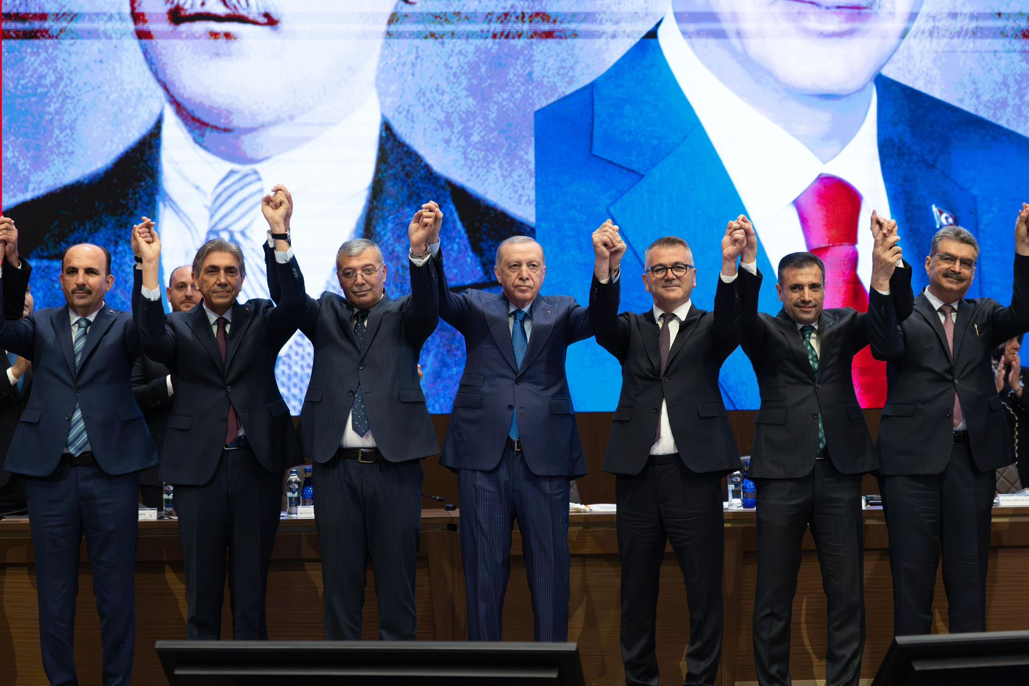 2 belediye daha AK Parti'ye geçti! Rozetlerini Cumhurbaşkanı Erdoğan taktı - 2. Resim