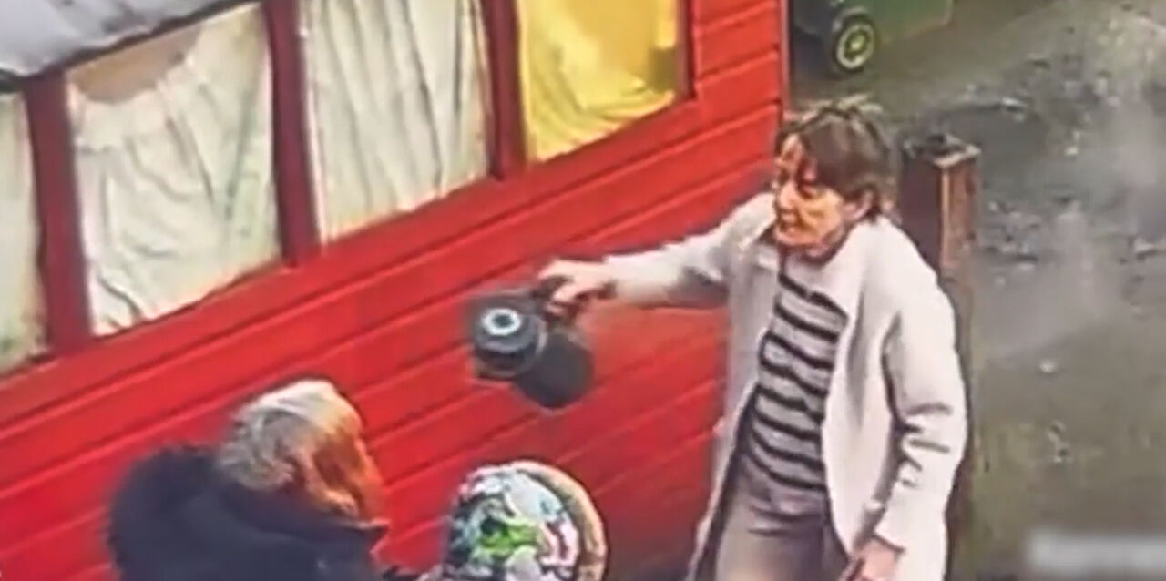 20 yıllık komşusuna dehşeti yaşattı! Başından aşağıya döktü: Neye uğradığını şaşırdı 20 yıllık komşusuna dehşeti yaşattı! Kafasından aşağıya döktü: Neye uğradığını şaşırdı - 1. Resim