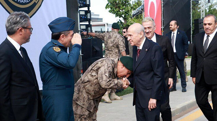 Atamaların en dikkat çeken ismi Süleyman Karadeniz oldu! Bahçeli'nin elini öpmüştü Atamaların en dikkat çeken isim Süleyman Karadeniz oldu! Bahçeli'nin elini öpmüştü - 1. Resim