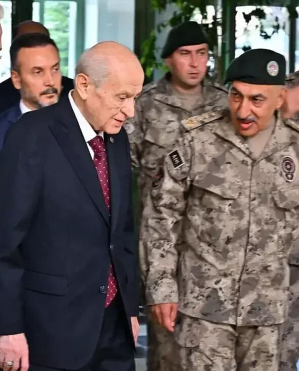 Atamaların en dikkat çeken ismi Süleyman Karadeniz oldu! Bahçeli'nin elini öpmüştü Atamaların en dikkat çeken isim Süleyman Karadeniz oldu! Bahçeli'nin elini öpmüştü - 2. Resim