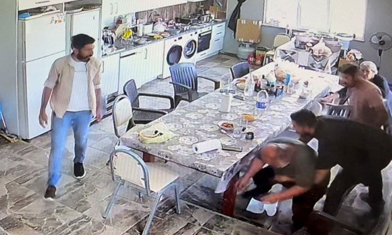 Boğulma anı güvenlik kamerasında! Müdürün hamlesi felaketi önledi Boğulma anı güvenlik kamerasında! Müdürün hamlesi felaketi önledi - 1. Resim