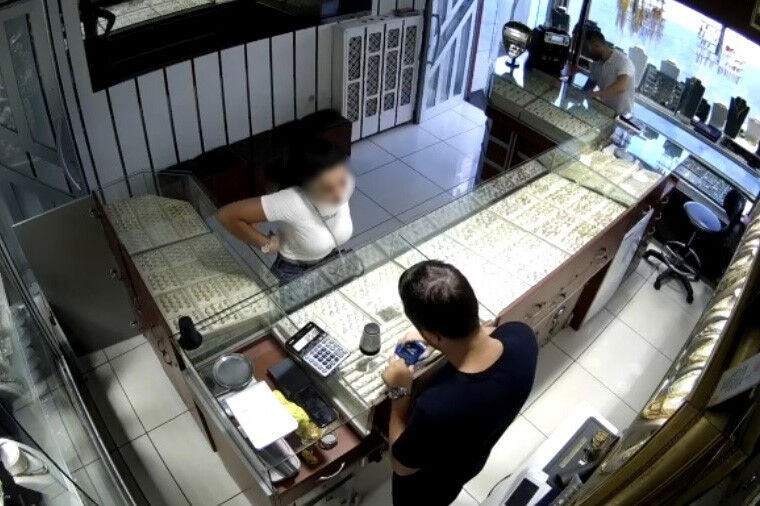 Erkek arkadaşının şifresini görüp hesabına 780 bin TL geçirdi! Koşa koşa kuyumcuya gitmiş Erkek arkadaşının şifresini görüp hesabına 780 bin TL geçirdi! Koşa koşa kuyumcuya gitmiş - 1. Resim