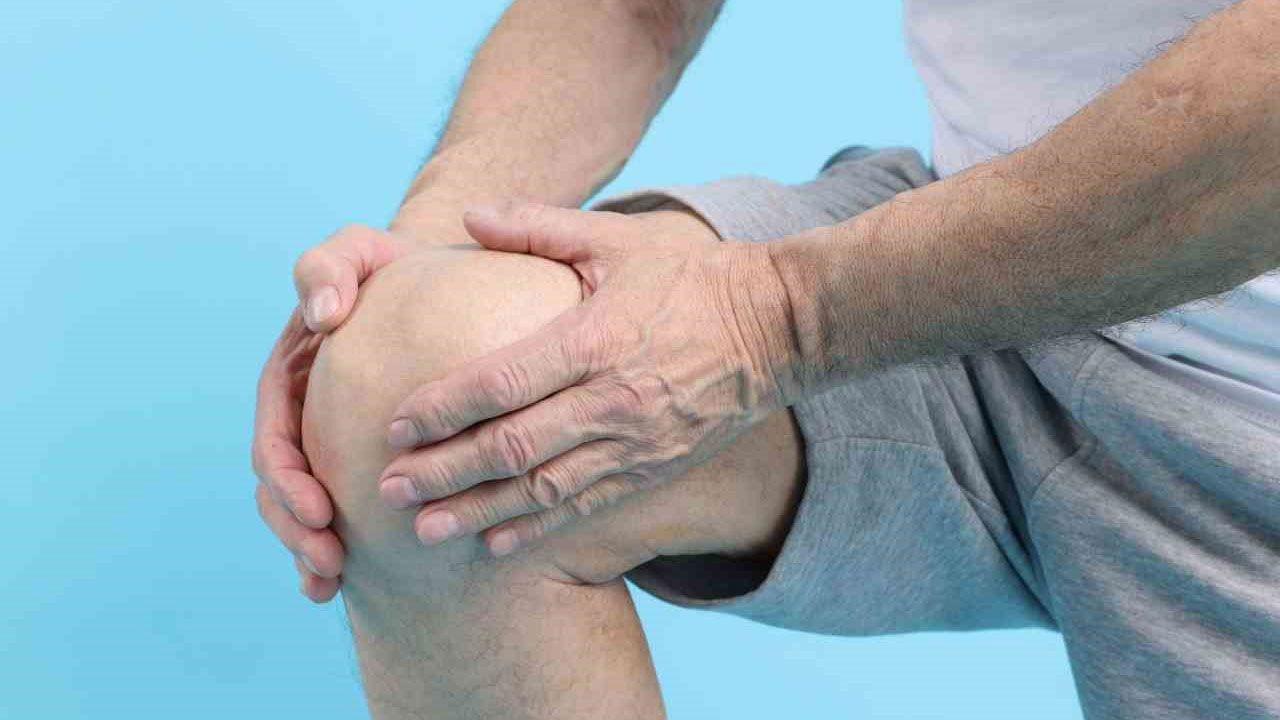 Geçmeyen diz ve kalça ağrınız varsa dikkat! Ekleme enjekte ediliyor, doğal iyileşme sağlıyor