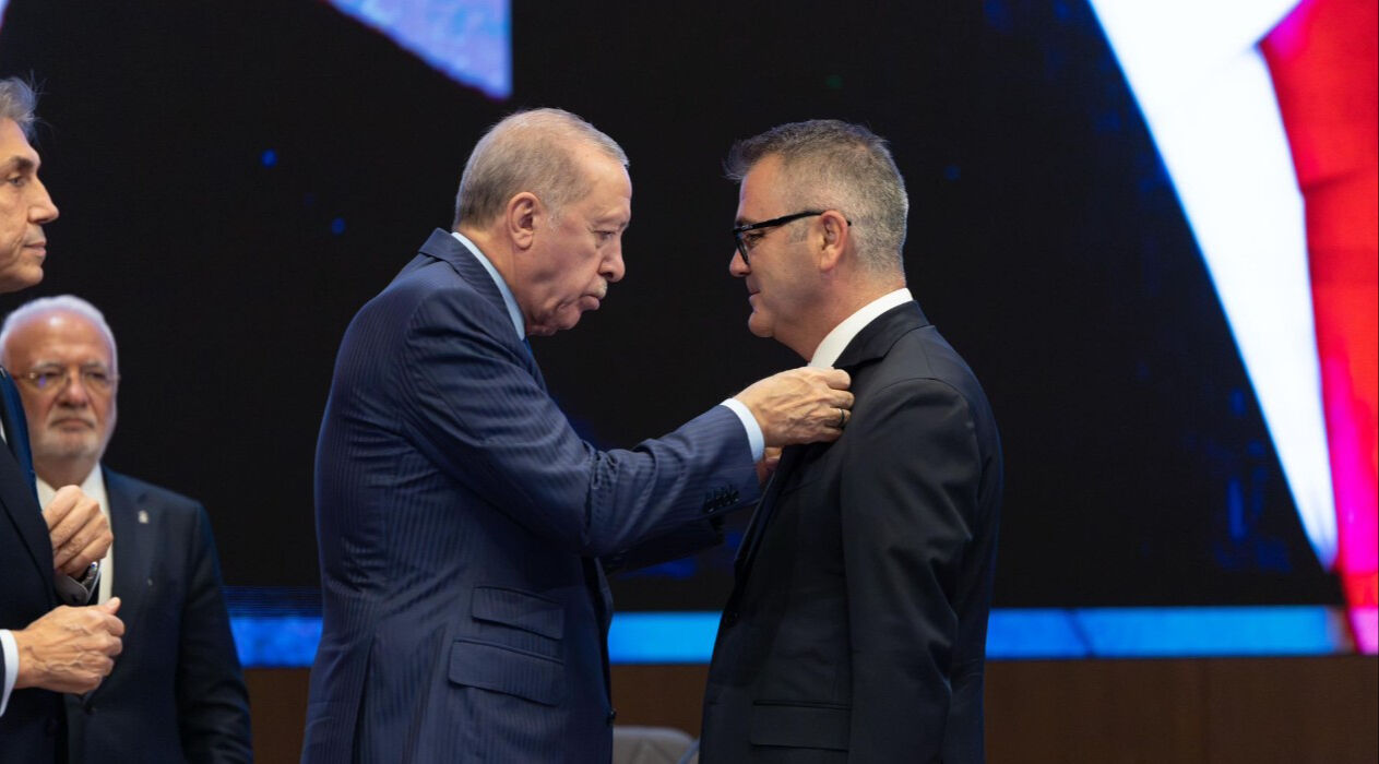 2 belediye daha AK Parti'ye geçti! Rozetlerini Cumhurbaşkanı Erdoğan taktı - 3. Resim