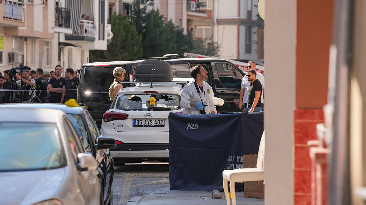 İzmir'de 2 polisi şehit eden katil, babasıyla atış talimi yapmış! İzmir'de 2 polisi şehit eden katil, babasıyla atış talimi yapmış! - 1. Resim