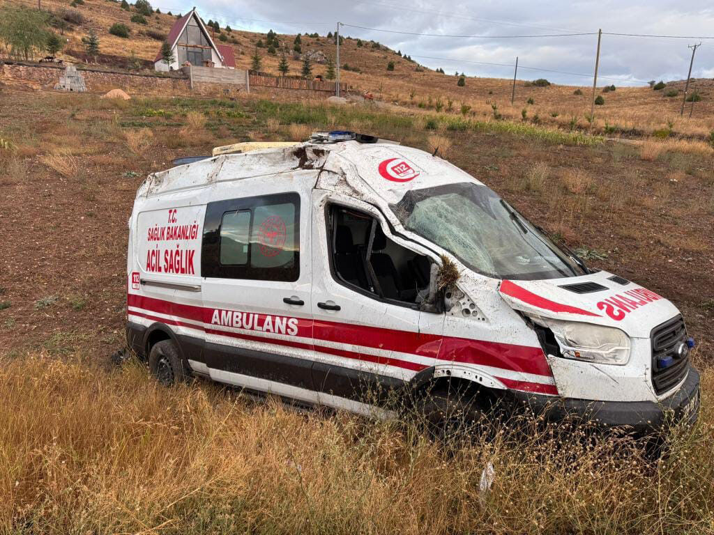 Kontrolden çıkan ambulans takla attı: 3 sağlık personeli yaralandı Kontrolden çıkan ambulans takla attı: 3 sağlık personeli yaralandı - 1. Resim