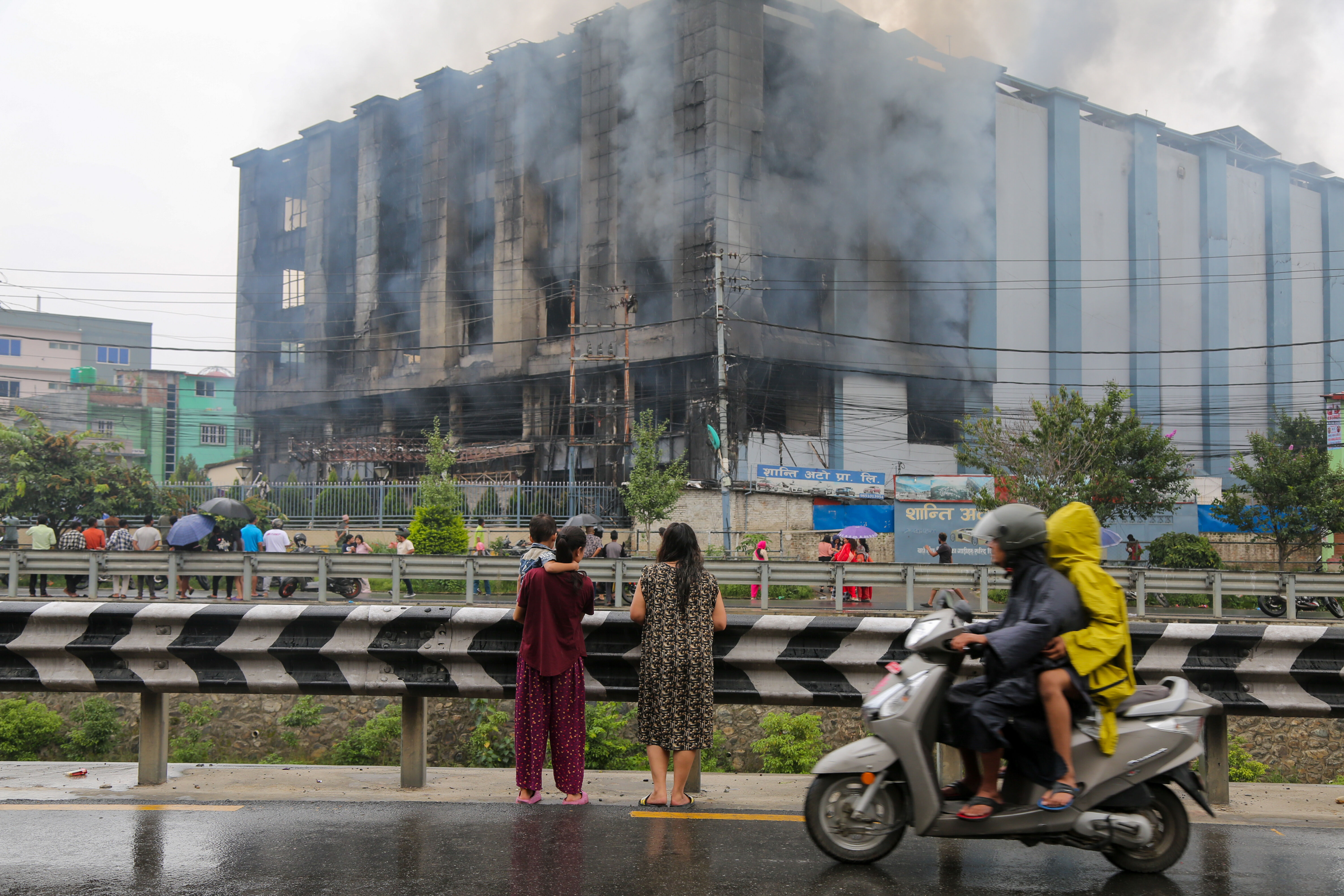 Nepal Maliye Bakanı öldü mü, Nepal'de neler oluyor? Sosyal medyaya erişim yasağı nedeniyle protestolar büyüdü! Nepal Maliye Bakanı öldü mü, Nepal'de neler oluyor? Sosyal medyaya erişim yasağı nedeniyle protestolar büyüdü! - 5. Resim