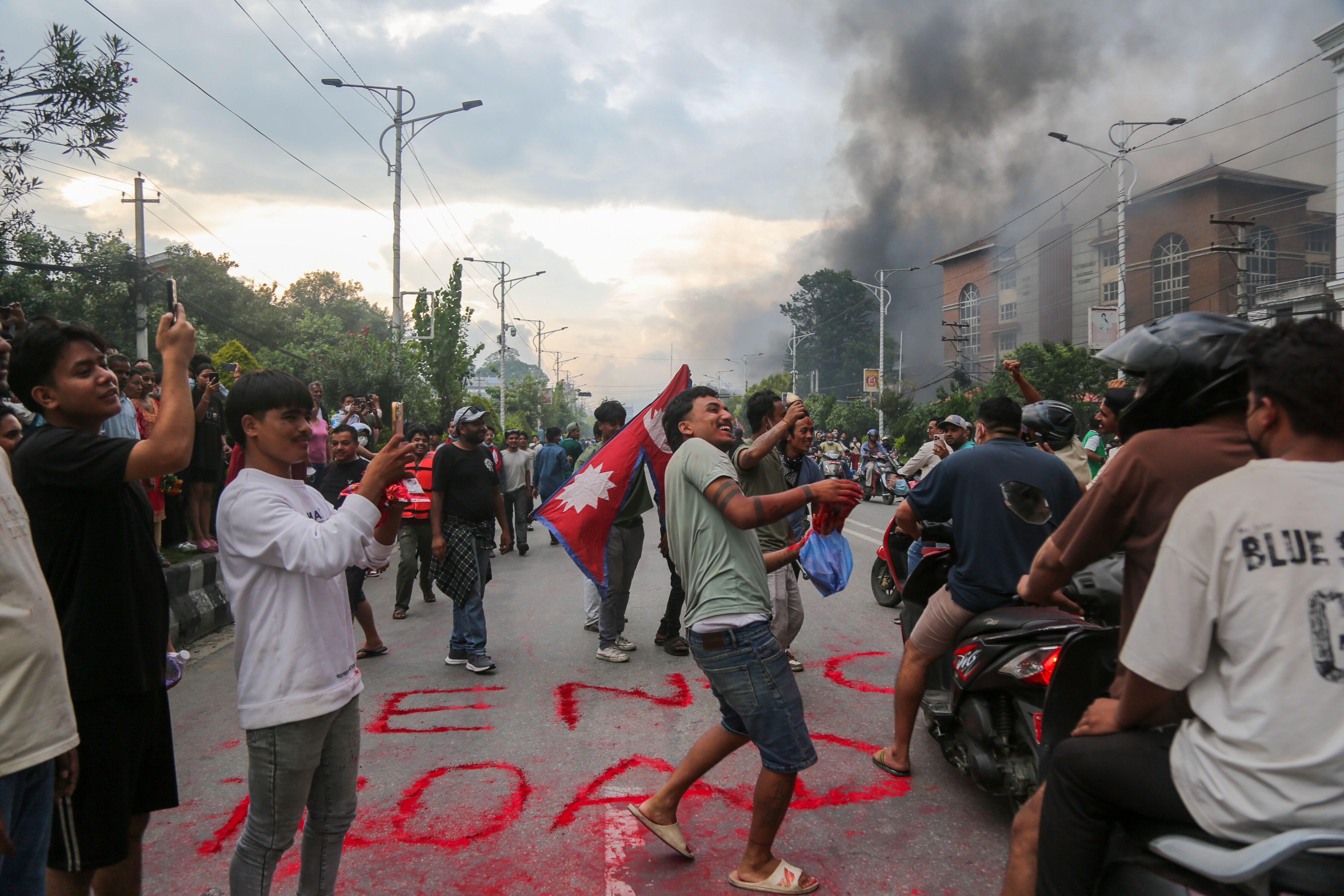 Nepal Maliye Bakanı öldü mü, Nepal'de neler oluyor? Sosyal medyaya erişim yasağı nedeniyle protestolar büyüdü! Nepal Maliye Bakanı öldü mü, Nepal'de neler oluyor? Sosyal medyaya erişim yasağı nedeniyle protestolar büyüdü! - 3. Resim