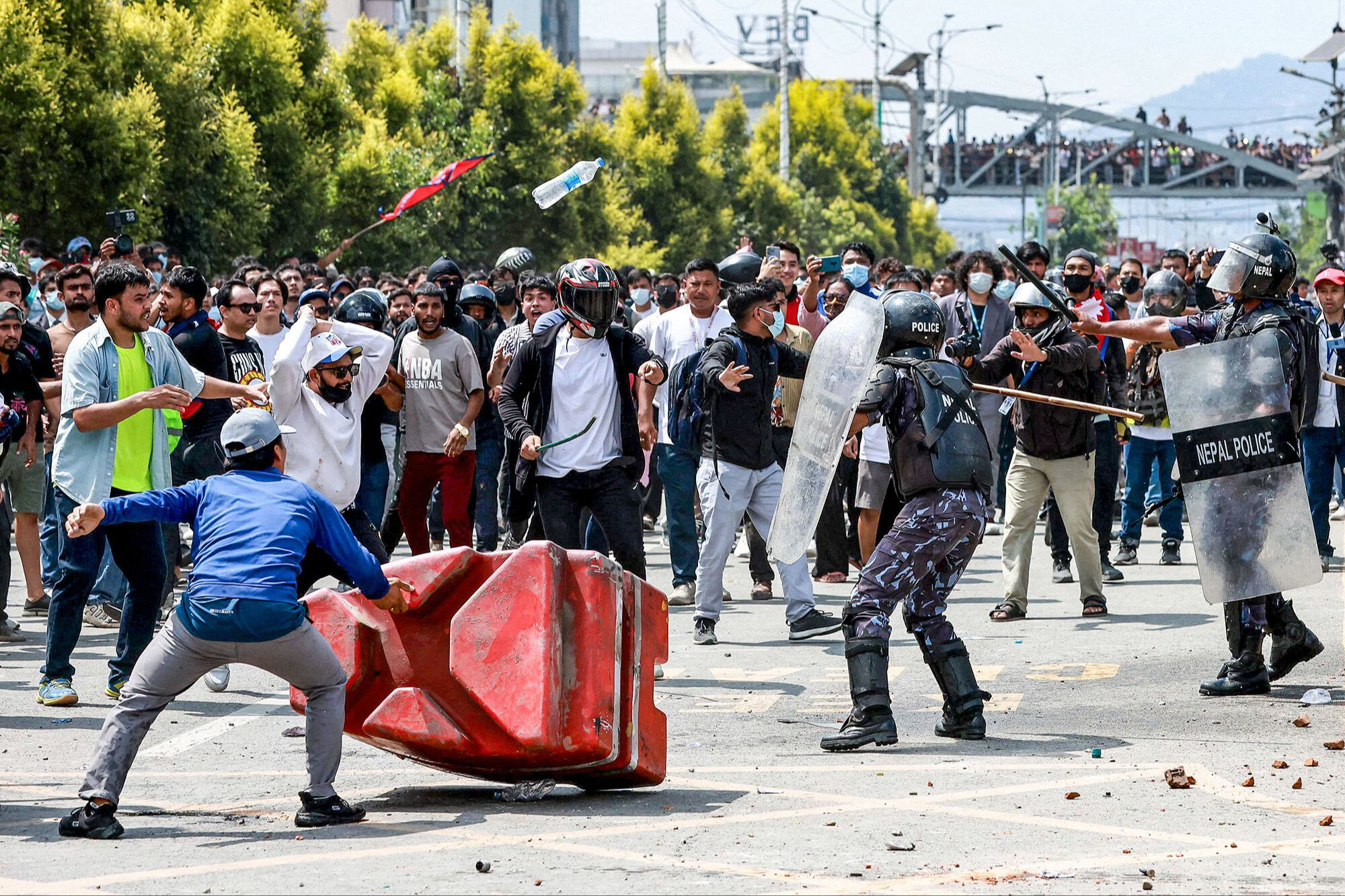 Nepal Maliye Bakanı öldü mü, Nepal'de neler oluyor? Sosyal medyaya erişim yasağı nedeniyle protestolar büyüdü! Nepal Maliye Bakanı öldü mü, Nepal'de neler oluyor? Sosyal medyaya erişim yasağı nedeniyle protestolar büyüdü! - 4. Resim
