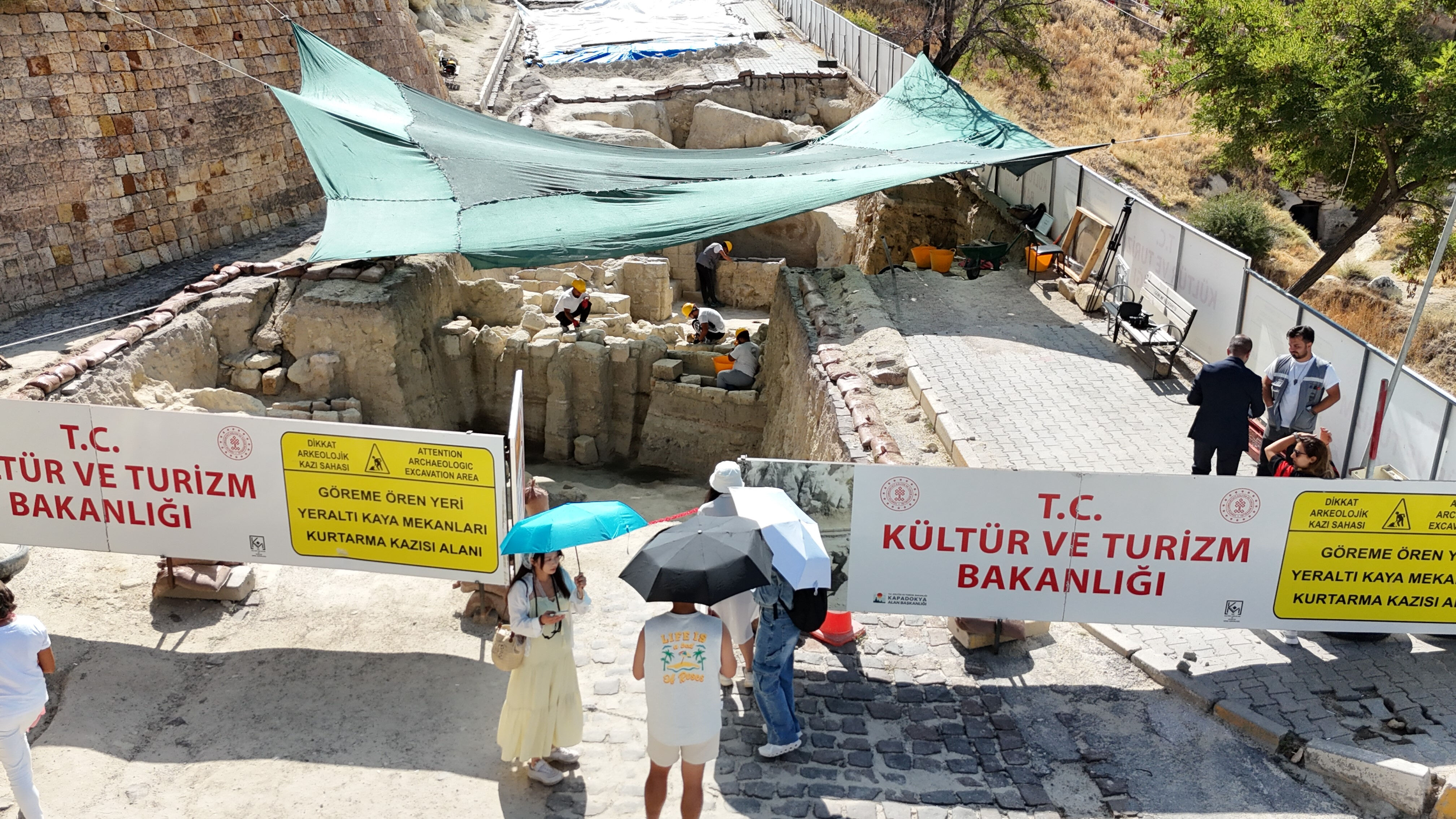 Trafiğe kapatılan yolun altından bin 500 yıllık tarih çıktı Trafiğe kapatılan yolun altından bin 500 yıllık tarih çıktı - 1. Resim