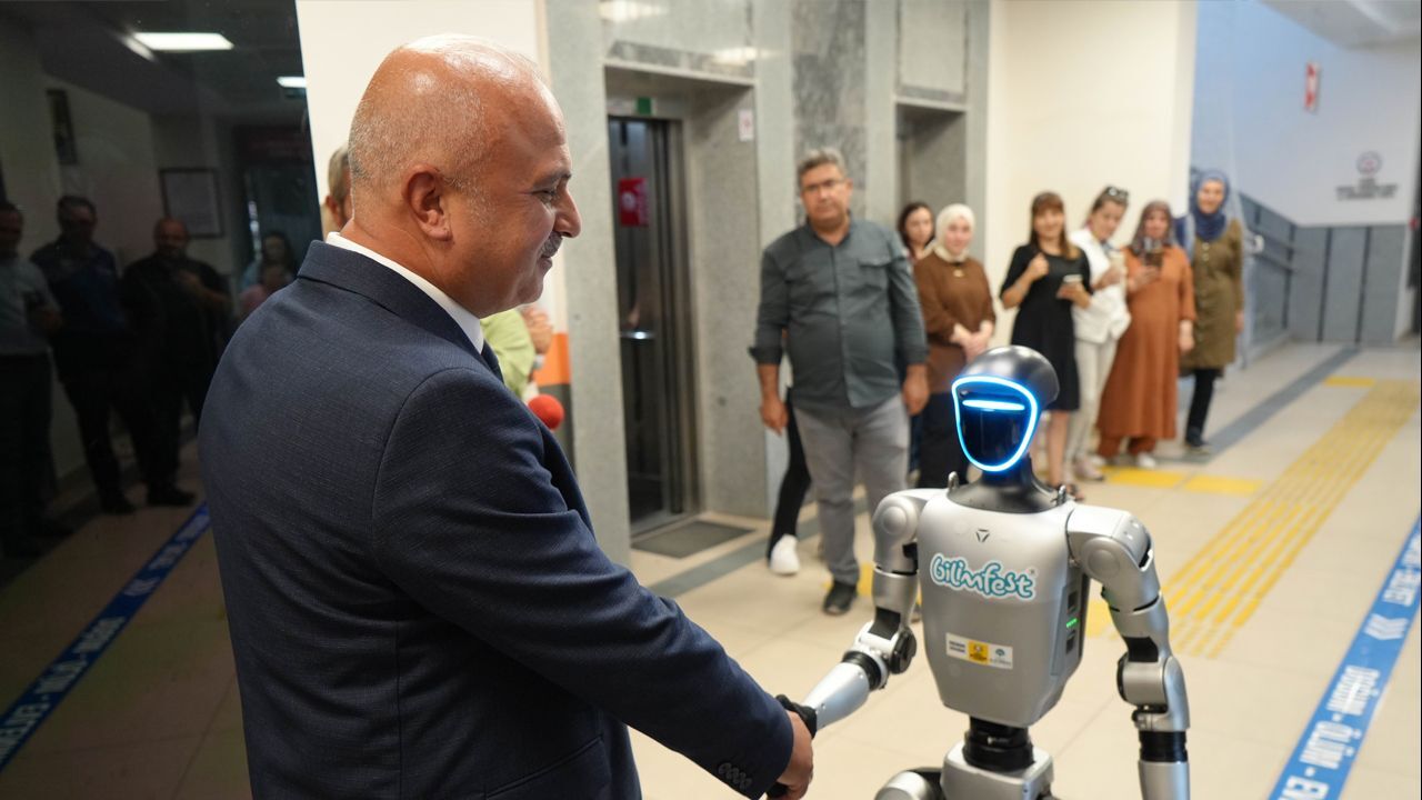 Türkiye&#039;de bir ilk: İnsansı robot Festman, nüfusa kaydettirildi