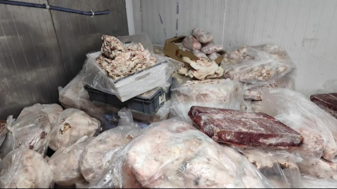Vatandaşa yedireceklerdi! Başkentte tonlarca bozuk et ele geçirildi