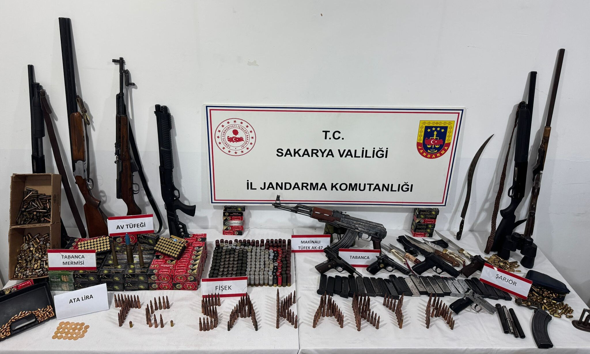 Cephanelik gibi ev! Kalaşnikof, keskin nişancı tüfeği, binlerce mermi… Cephanelik gibi ev! Kalaşnikof, keskin nişancı tüfeği, binlerce mermi… - 1. Resim