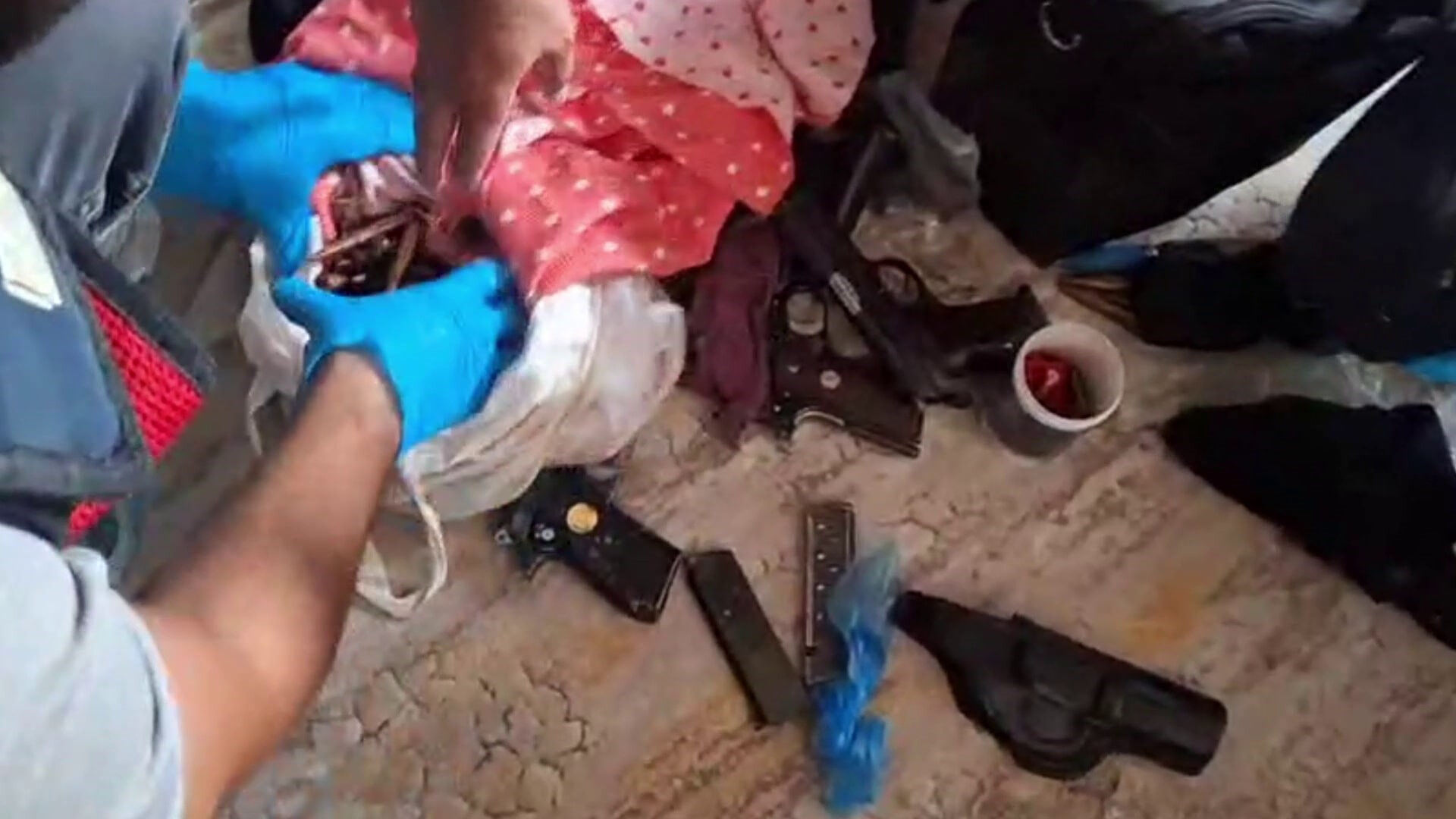 Cephanelik gibi ev! Kalaşnikof, keskin nişancı tüfeği, binlerce mermi… Cephanelik gibi ev! Kalaşnikof, keskin nişancı tüfeği, binlerce mermi… - 2. Resim