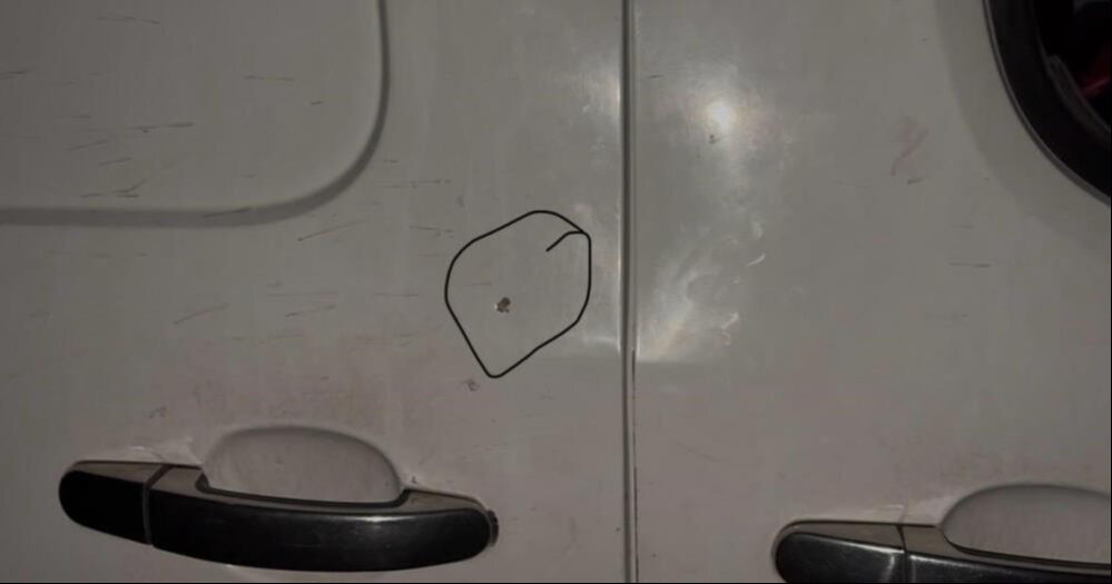 Çukura düşen aracını çıkarmaya çalışırken hayatının şokunu yaşadı! - 2. Resim