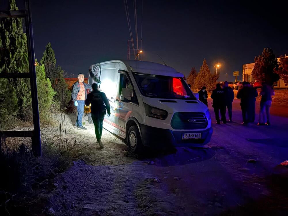 Çukura düşen aracını çıkarmaya çalışırken hayatının şokunu yaşadı! - 1. Resim
