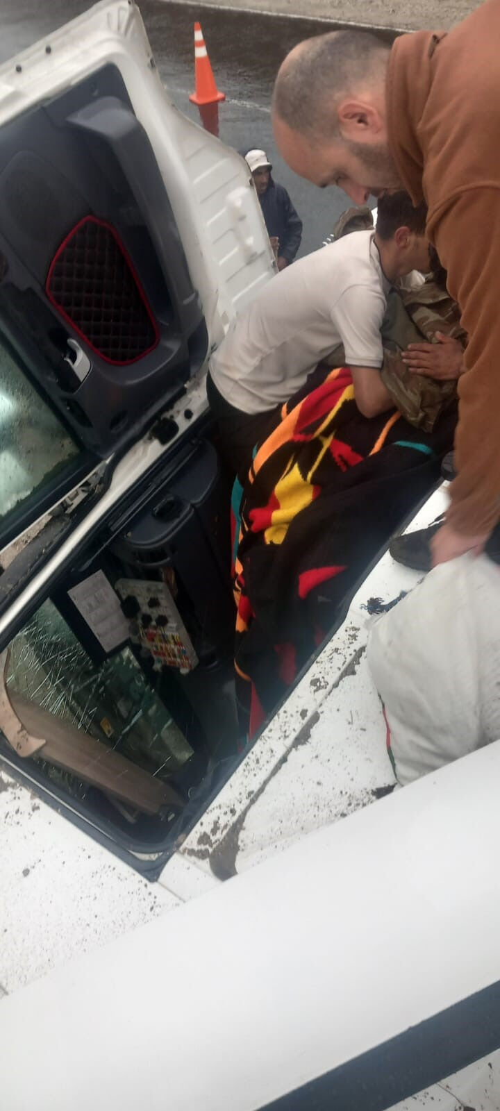 Devrilen tırda can pazarı! Hayvanlar telef oldu, yaralılar var Devrilen tırda can pazarı! Hayvanlar telef oldu, yaralılar var - 3. Resim