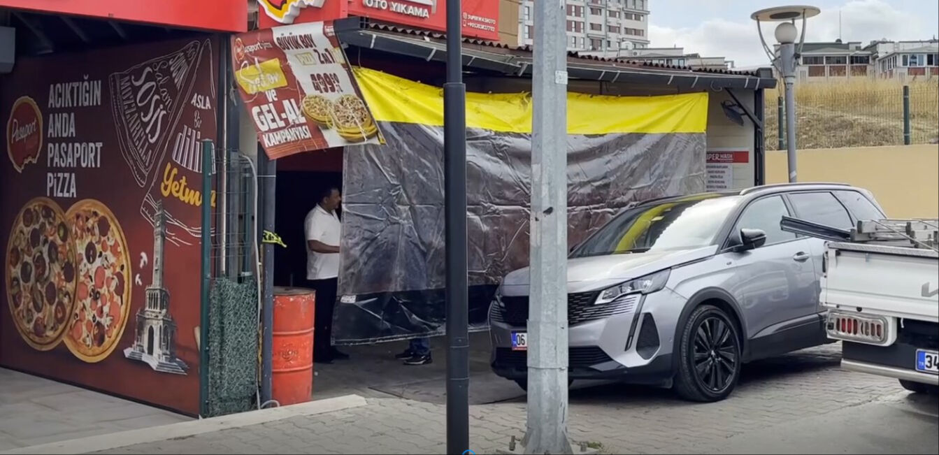 Dükkanda yangın çıktı, kepenkler açılmayınca mahsur kaldılar: 1 ölü, 3 yaralı Dükkanda yangın çıktı, kepenkler açılmayınca mahsur kaldılar: 1 ölü, 3 yaralı - 1. Resim