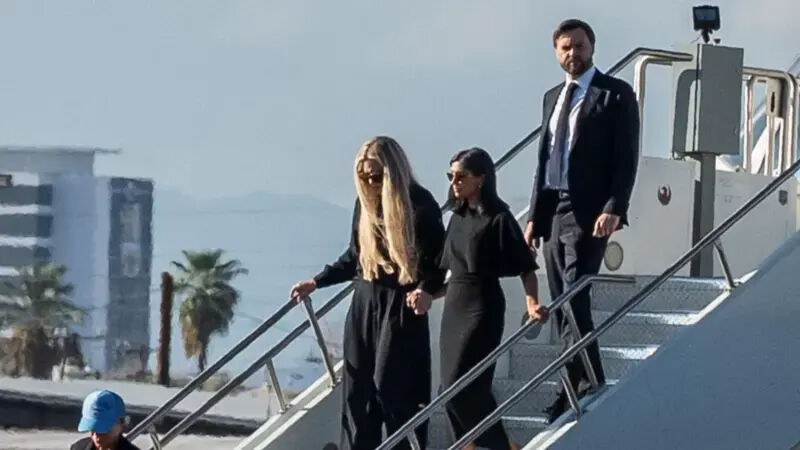 Dünya bu görüntüleri konuşuyor! ABD Başkan Yardımcısı JD Vance, Charlie Kirk'ün tabutuna eşlik etti Dünya bu görüntüleri konuşuyor! Başkan Yardımcısı JD Vance, Charlie Kirk'ün  tabuta eşlik etti - 1. Resim
