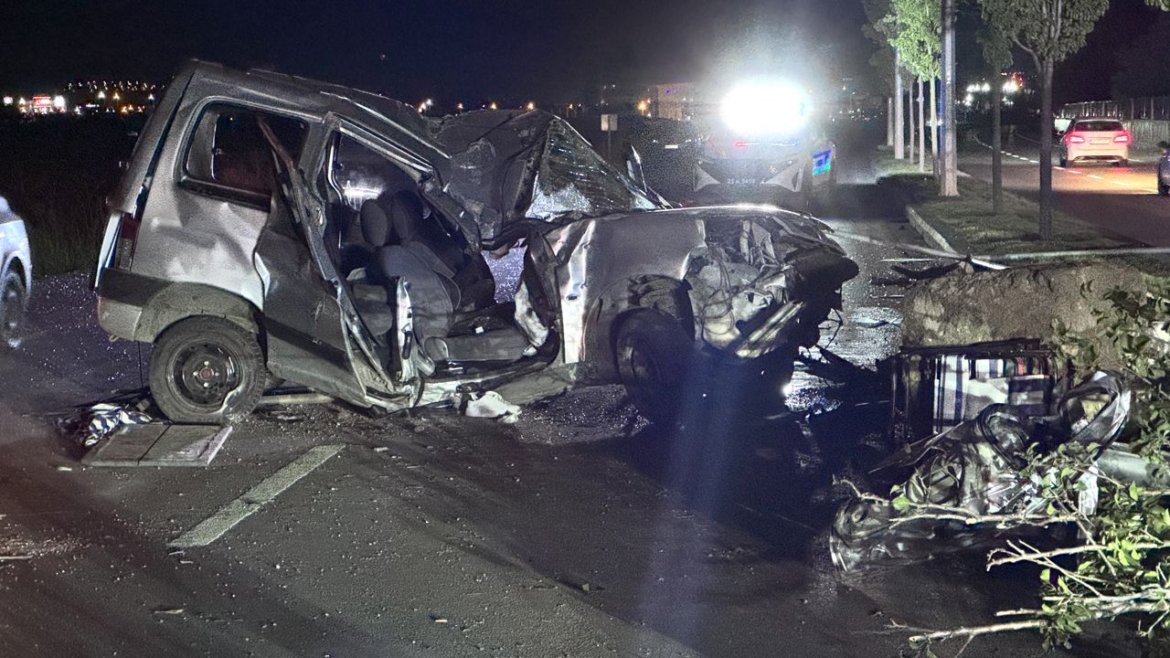 Erzurum&#039;da aydınlatma direğine çarpan araçta can pazarı: Ölü ve yaralılar var!