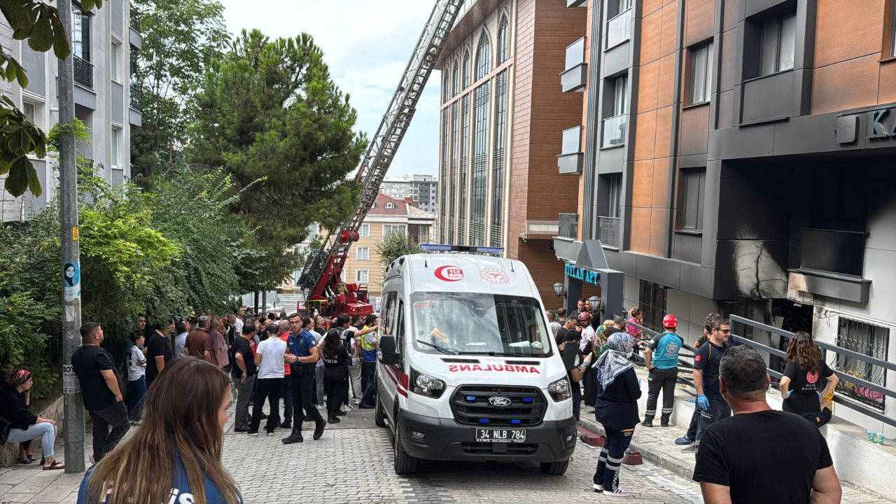 İstanbul&#039;da 5 katlı binada yangın! Ölü ve yaralılar var
