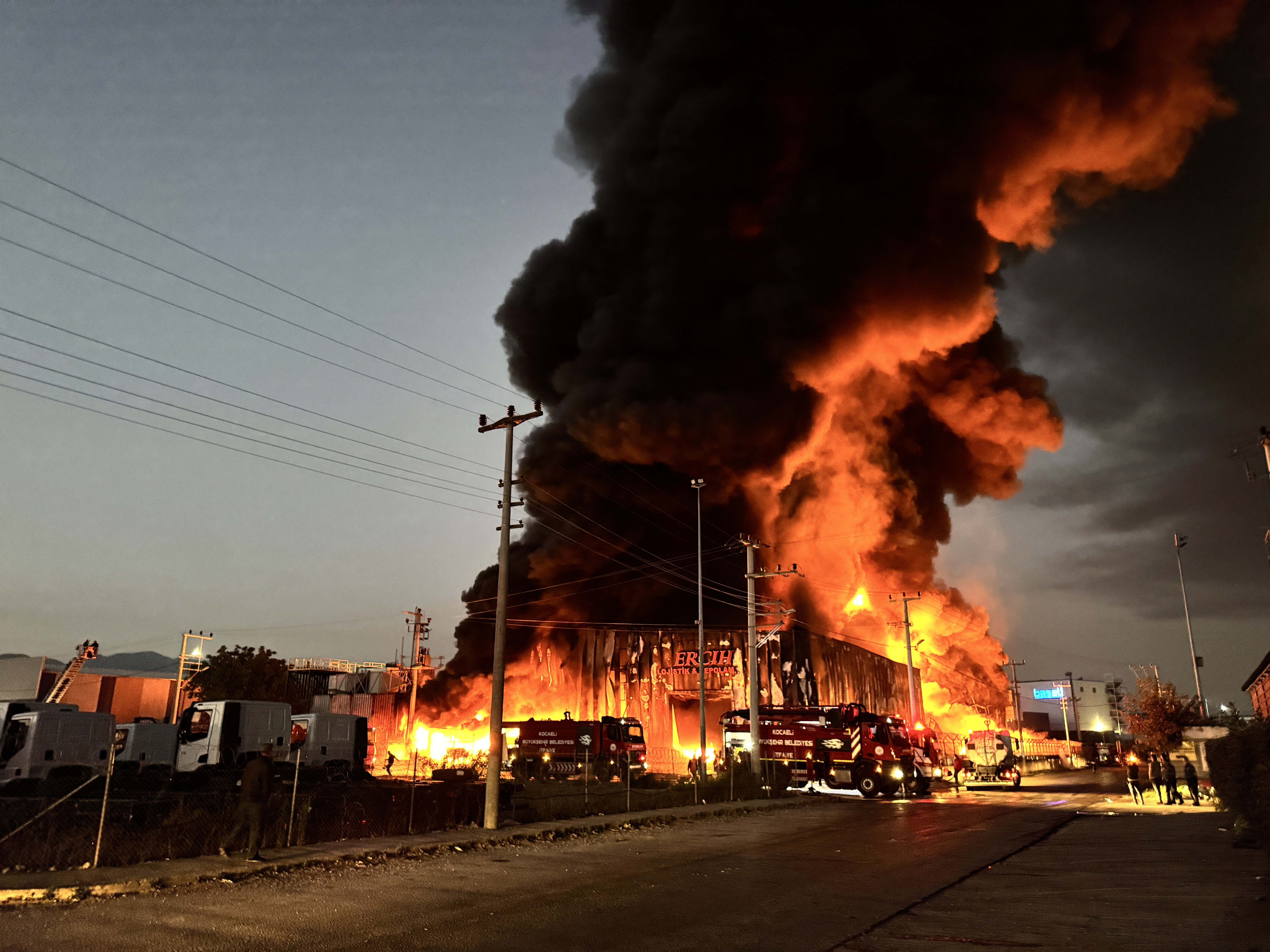 Kocaeli'de lojistik deposunda yangın! Ekipler bölgede Kocaeli'de lojistik deposunda yangın! Ekipler bölgede - 1. Resim