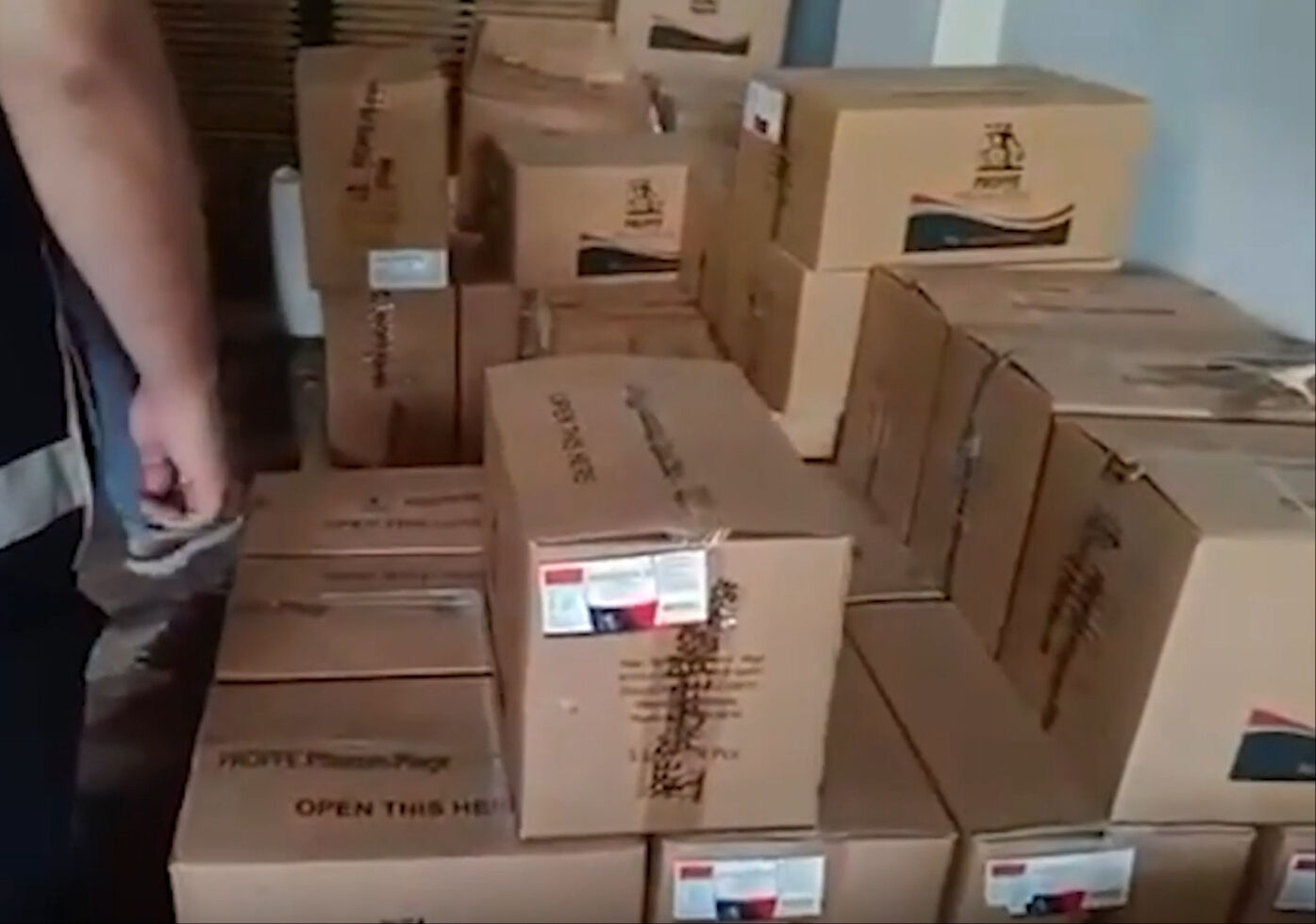 Manavgat Belediye Başkanı Kara'nın rüşvet deposu ifşa oldu! Külçe külçe altınlar, tomar tomar dövizler... Manavgat Belediye Başkanı Kara'nın rüşvet deposu ifşa oldu! Külçe külçe altınlar, tomar tomar dövizler... - 1. Resim