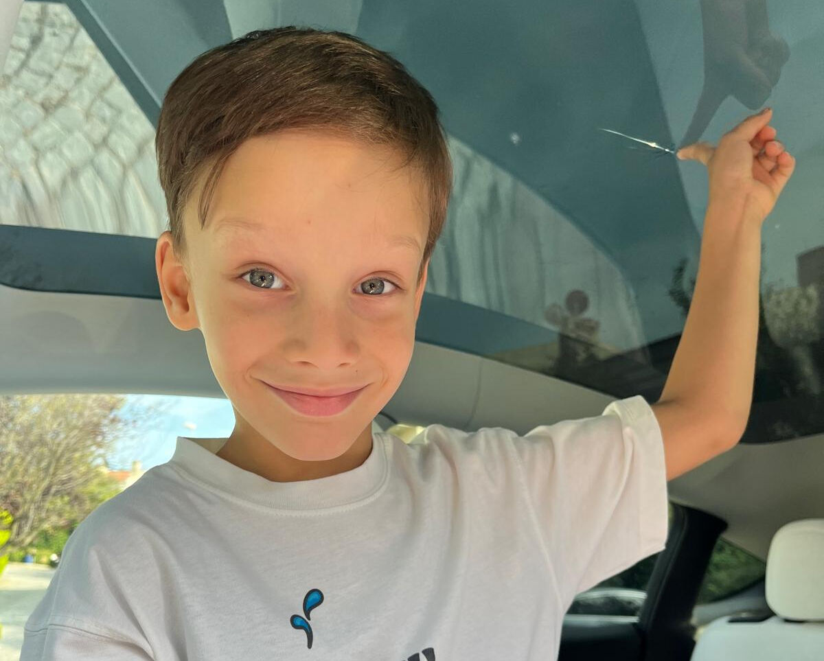 Tesla Model Y tavan camı çatladı: Dayanıklılık iddiaları sarsıldı - 1. Resim