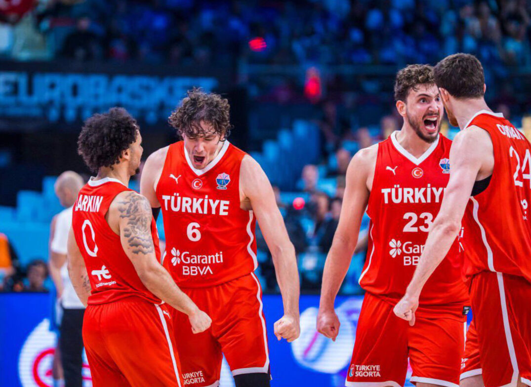 Türkiye'nin finalde rakibi kim oldu? 12 Dev Adam EuroBasket 2025'te tarih yazıyor Türkiye'nin finalde rakibi kim oldu? 12 Dev Adam EuroBasket 2025'te tarih yazıyor - 1. Resim