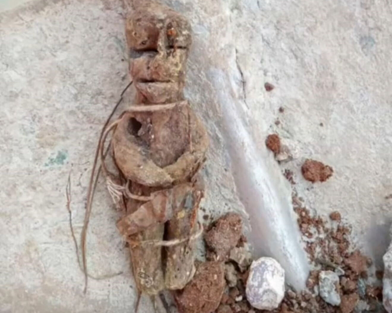 Yüzlerce büyüyü imha ettiler! Mezarlıklarda buldukları ustayı isyan ettirdi Yüzlerce büyüyü imha etti! Mezarlıkta buldukları ustayı isyan ettirdi - 2. Resim