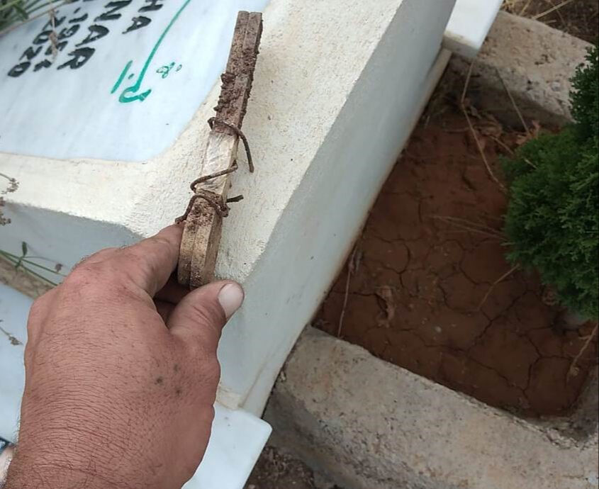 Yüzlerce büyüyü imha ettiler! Mezarlıklarda buldukları ustayı isyan ettirdi Yüzlerce büyüyü imha ettiler! Mezarlıklarda buldukları ustayı isyan ettirdi - 4. Resim