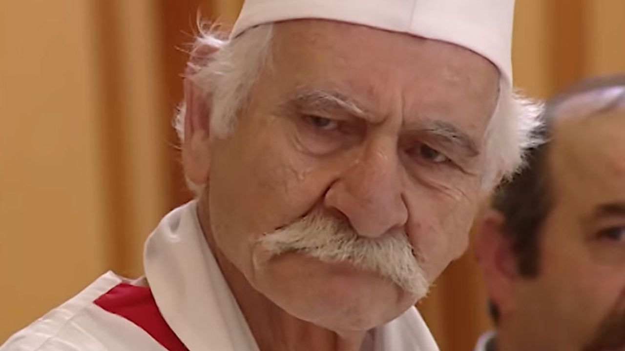 90 yaşına merdiven dayadı! Doğum gününü kutlayan Memik Dede’nin son hali ortaya çıktı