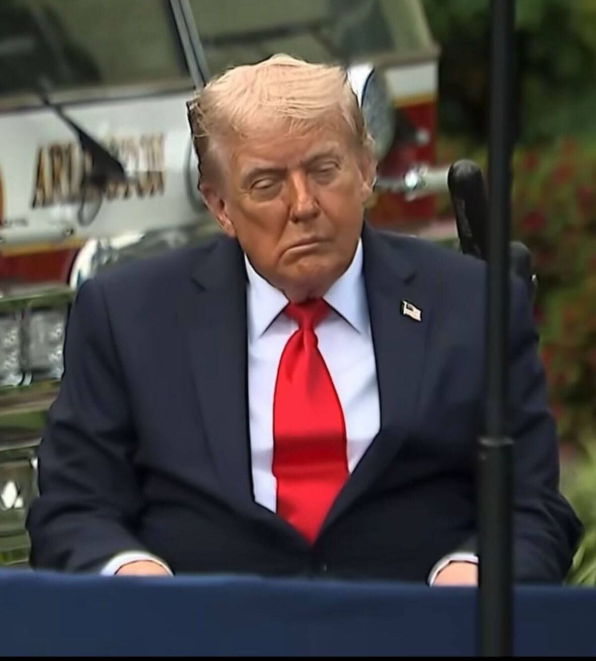 ABD Başkanı Donald Trump felç mi geçirdi? Dünya bu görüntüleri konuşuyor ABD Başkanı Trump felç mi geçirdi? Dünya bu görüntüleri konuşuyor - 1. Resim