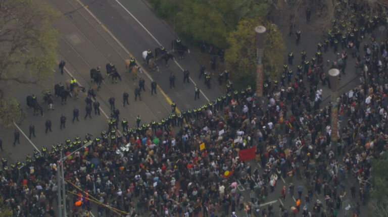 Avustralya'da polis şehirlere girişi kapattı! Irkçılık karşıtlarıyla aşırı sağcılar karşı karşıya Avustralya'da polis şehirlere girişi kapattı! Irkçılık karşıtlarıyla aşırı sağcılar karşı karşıya! - 1. Resim