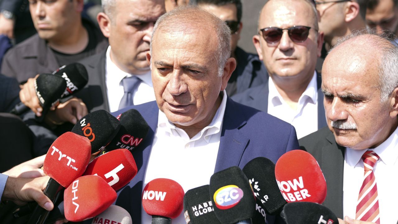 Az daha Özgür Özel'le karşılaşacaktı! Apar topar ayrılan Gürsel Tekin'den tek cümlelik açıklama Az daha Özgür Özel'le karşılaşacaktı! Apar topar ayrılan Gürsel Tekin'den tek cümlelik açıklama