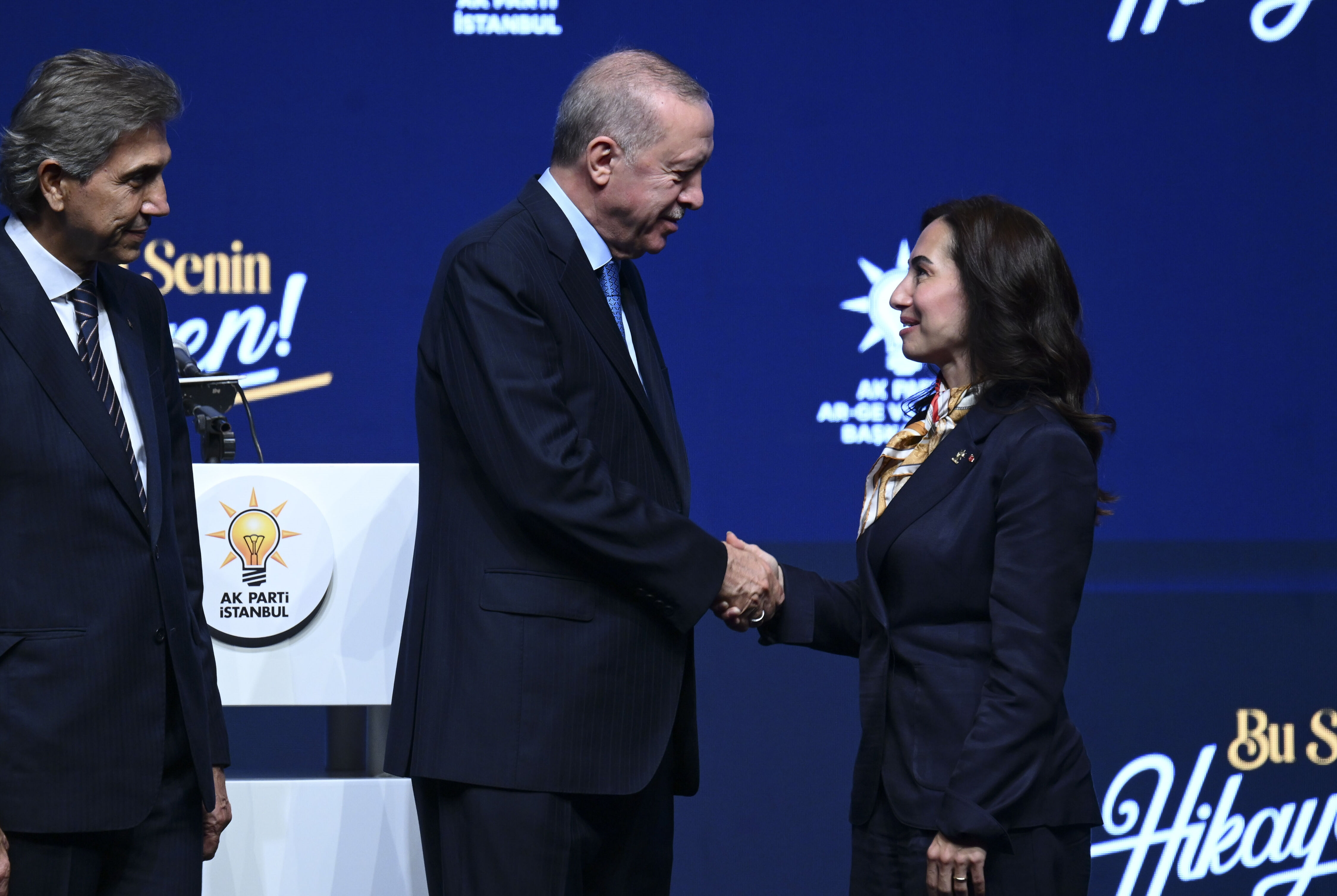 Beykoz Belediye Başkan Vekili Özlem Vural Gürzel AK Parti'de! Rozetini Erdoğan taktı Beykoz Belediye Başkan Vekili Özlem Vural Gürzel AK Parti'de! Rozetini Erdoğan taktı - 2. Resim