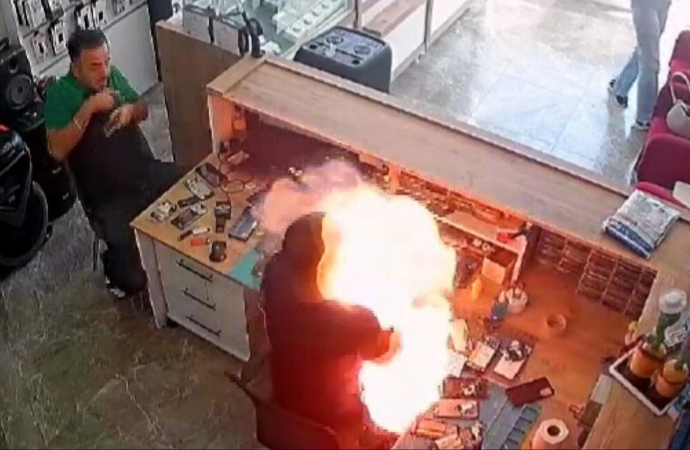 Bir anda alevlerin arasında kaldı! Telefon bataryası bomba gibi patladı: O anlar kamerada Bir anda alevlerin arasında kaldı! Telefon bataryası bomba gibi patladı: O anlar kamerada - 2. Resim