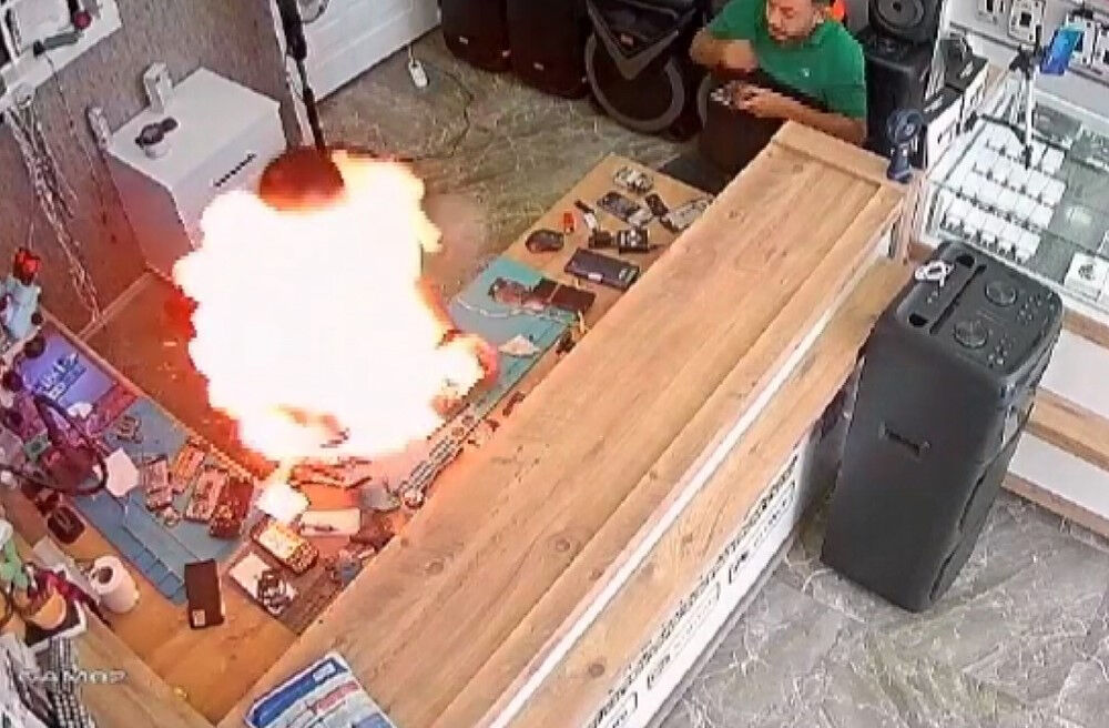 Bir anda alevlerin arasında kaldı! Telefon bataryası bomba gibi patladı: O anlar kamerada Bir anda alevlerin arasında kaldı! Telefon bataryası bomba gibi patladı: O anlar kamerada - 1. Resim