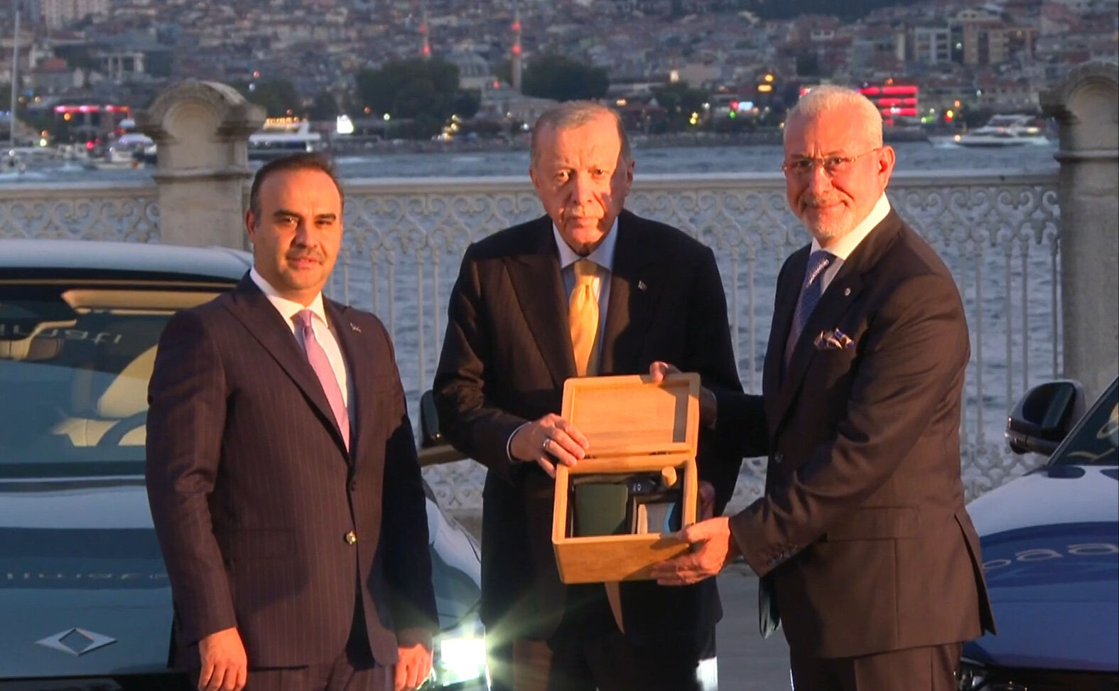 Cumhurbaşkanı Erdoğan direksiyona geçti! Togg'un yeni modeli T10F tam puan aldı Cumhurbaşkanı Erdoğan direksiyona geçti! Togg'un yeni modeli T10F tam puan aldı - 1. Resim