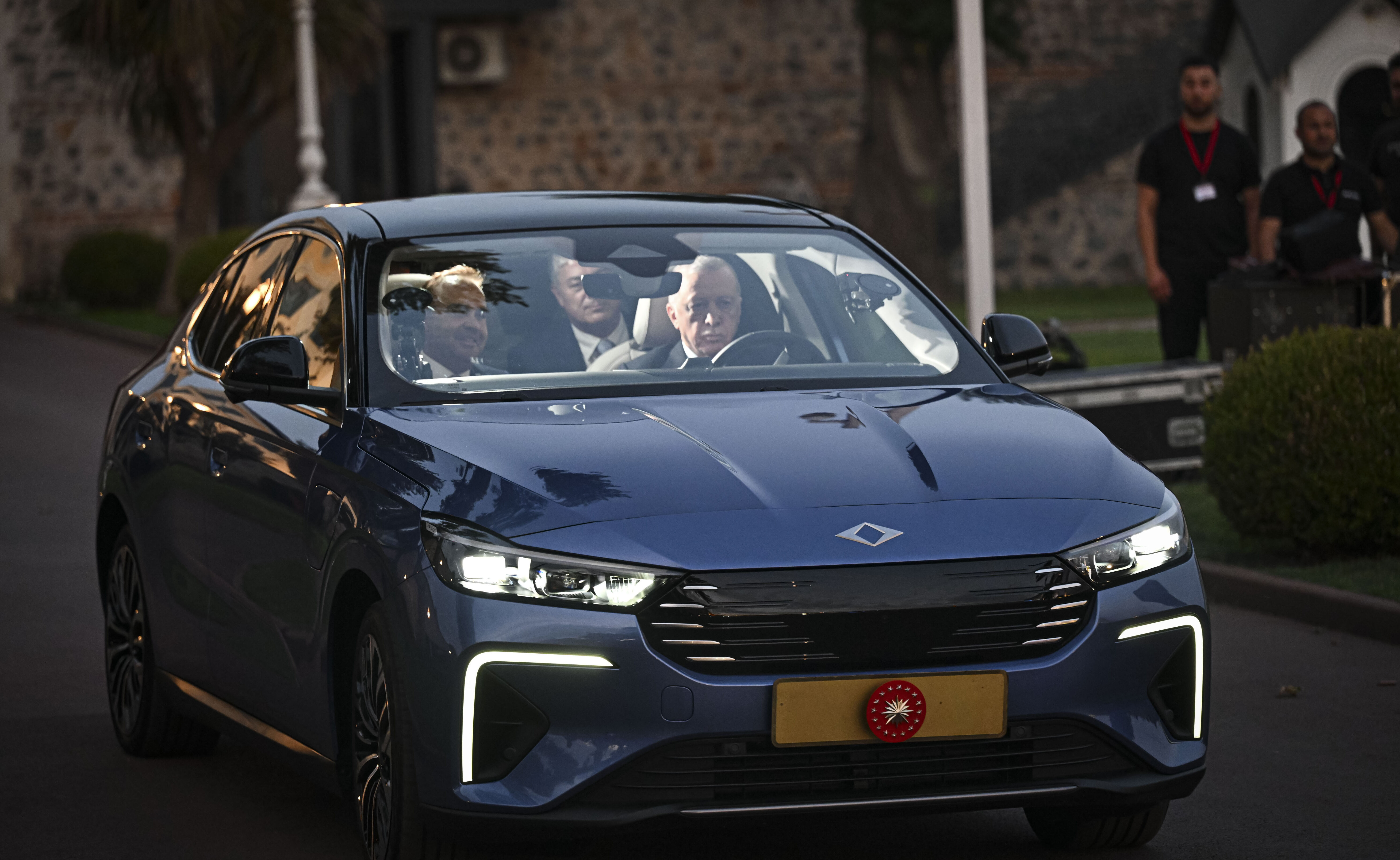 Cumhurbaşkanı Erdoğan direksiyona geçti! Togg'un yeni modeli T10F tam puan aldı Cumhurbaşkanı Erdoğan direksiyona geçti! Togg'un yeni modeli T10F tam puan aldı - 3. Resim