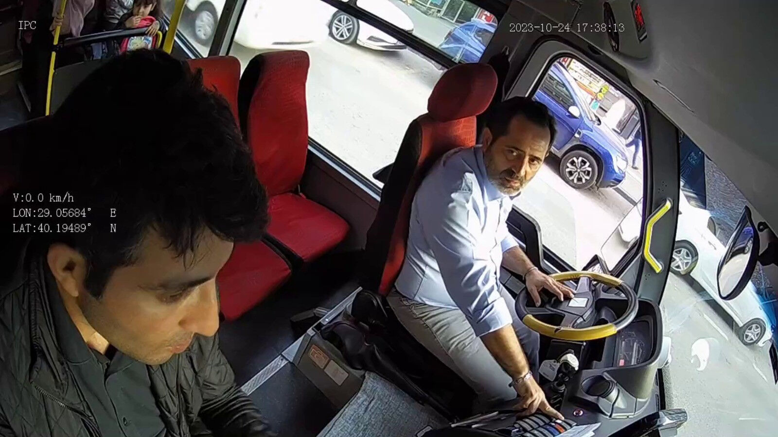 Gözü dönen şoför, engelli vatandaşı tartaklayıp araçtan attı - 1. Resim