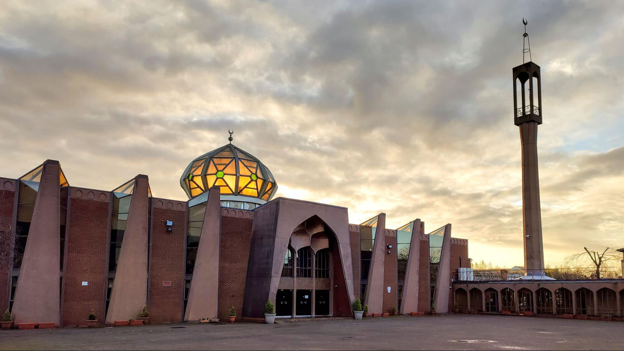 İskoçya’da Müslümanlara peş peşe tehdit! 24 saatlik koruma başladı İskoçya’da Müslümanlara peş peşe tehdit! 24 saatlik koruma başladı - 1. Resim