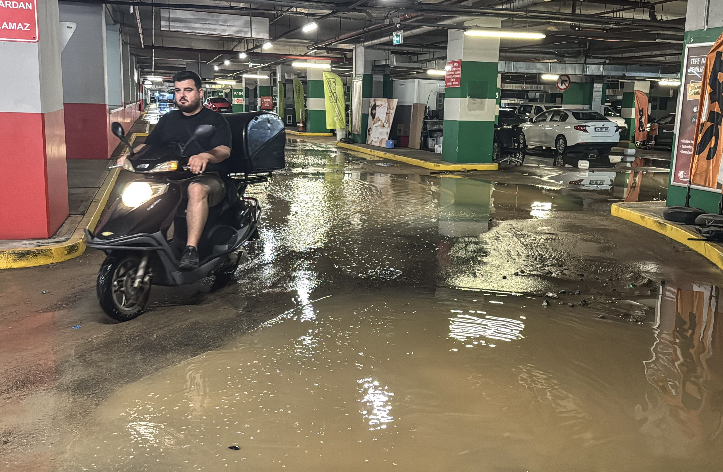 Kadıköy'de su borusu patladı! Yüzlerce araçlık AVM otoparkı göle döndü Kadıköy'de su borusu patladı! Yüzlerce araçlık AVM otoparkı göle döndü - 2. Resim