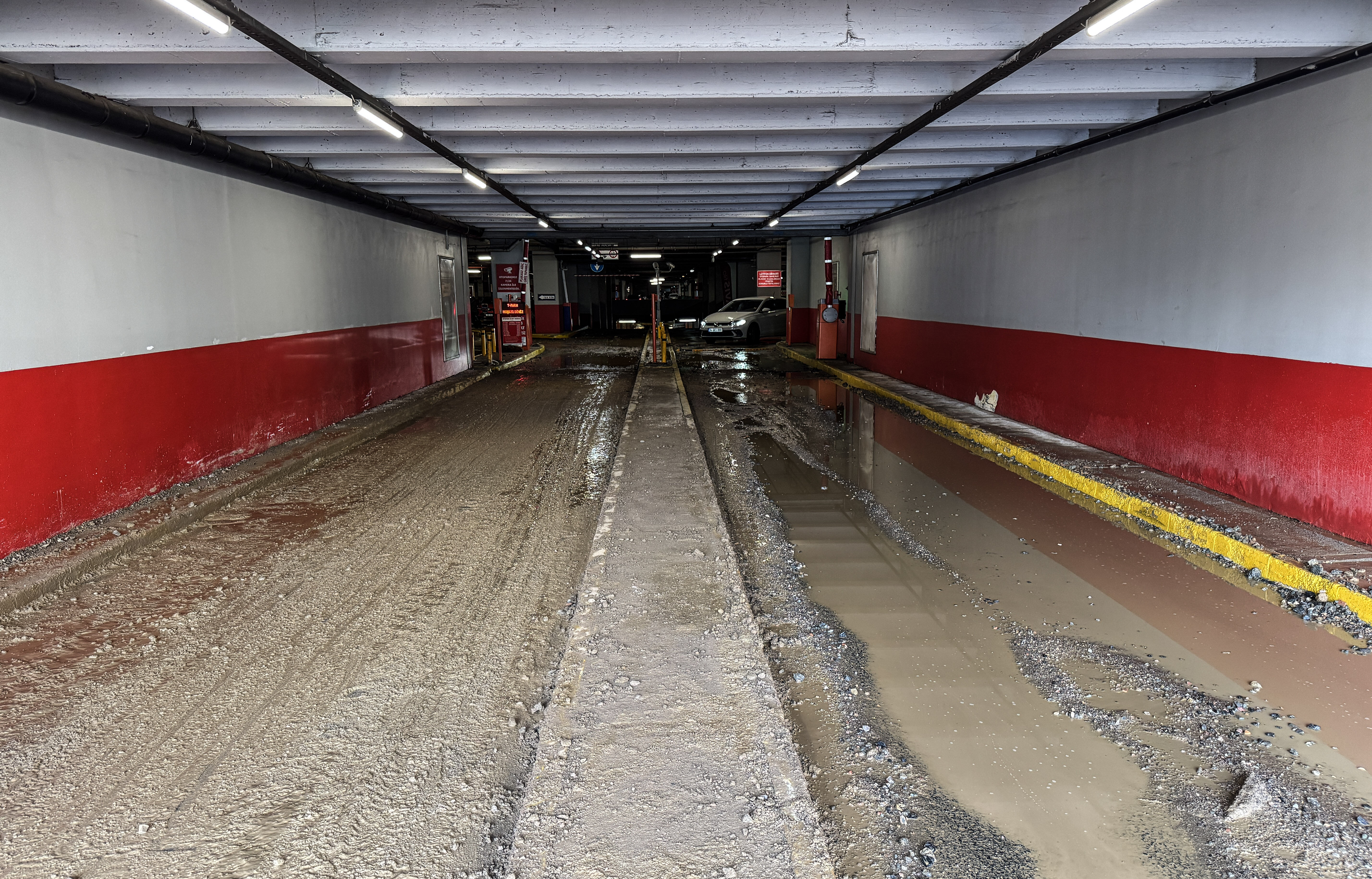 Kadıköy'de su borusu patladı! Yüzlerce araçlık AVM otoparkı göle döndü Kadıköy'de su borusu patladı! Yüzlerce araçlık AVM otoparkı göle döndü - 1. Resim