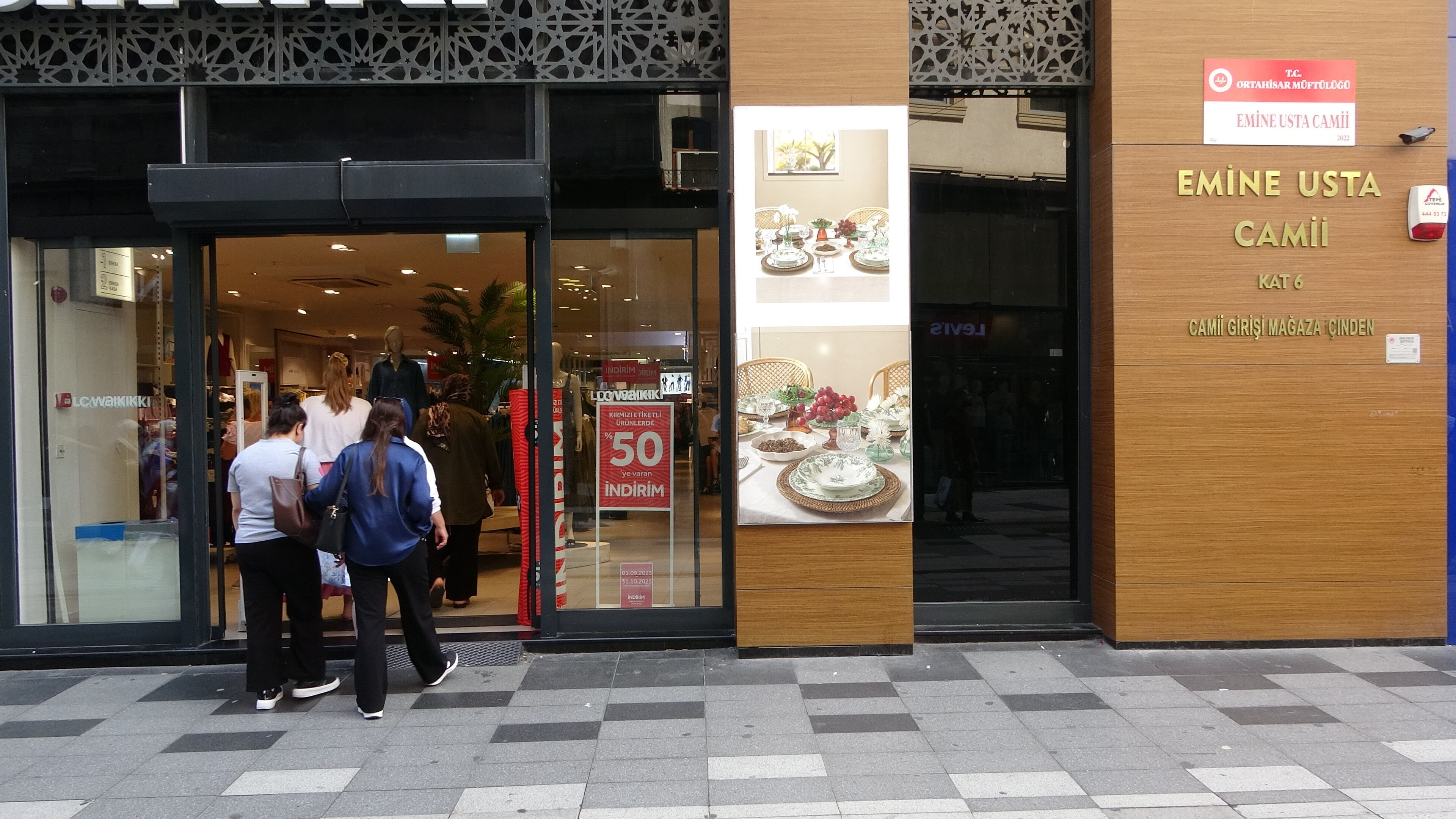 Karadeniz'de şaşırtmayan olay! 6. kattaki camiye, mağazanın içinden çıkıyorlar Karadeniz'de şaşırtmayan olay! 6. kattaki camiye, mağazanın içinden çıkıyorlar - 1. Resim
