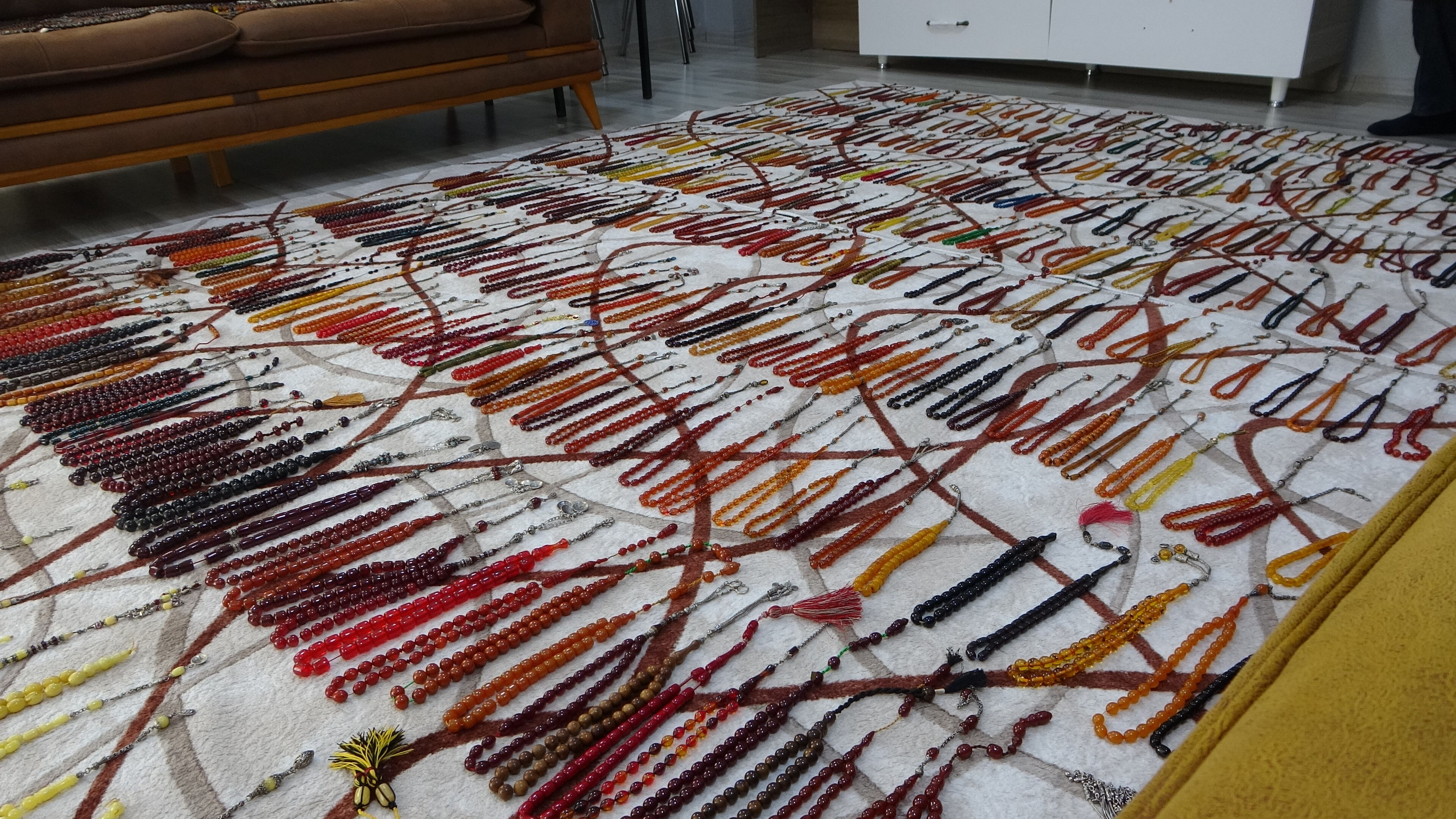 Malatyalı muhtarın 4 milyonluk tespih koleksiyonu! Hepsine gözü gibi bakıyor Malatyalı muhtarın 4 milyonluk tespih koleksiyonu! Hepsine gözü gibi bakıyor - 3. Resim