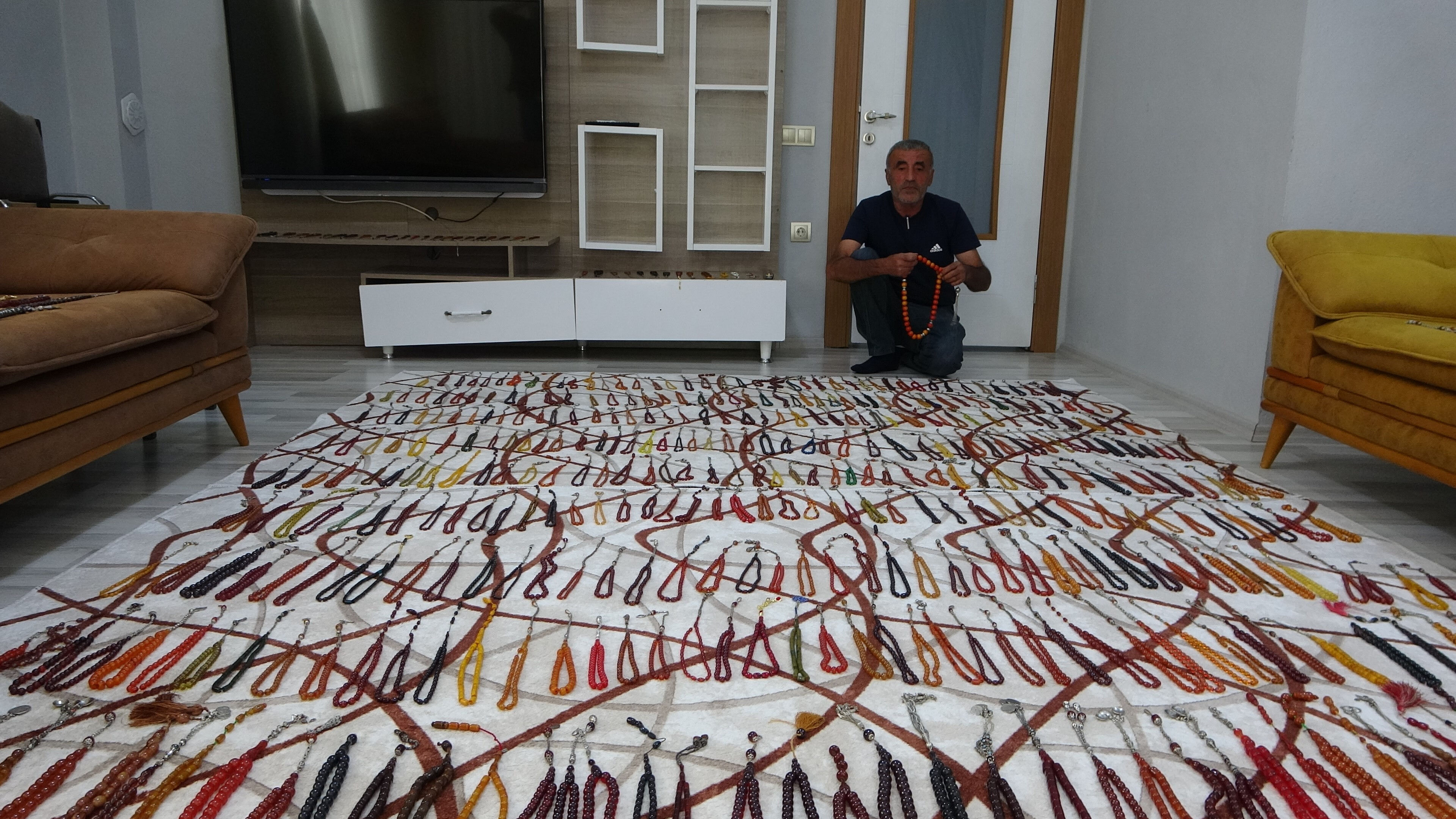 Malatyalı muhtarın 4 milyonluk tespih koleksiyonu! Hepsine gözü gibi bakıyor Malatyalı muhtarın 4 milyonluk tespih koleksiyonu! Hepsine gözü gibi bakıyor - 4. Resim