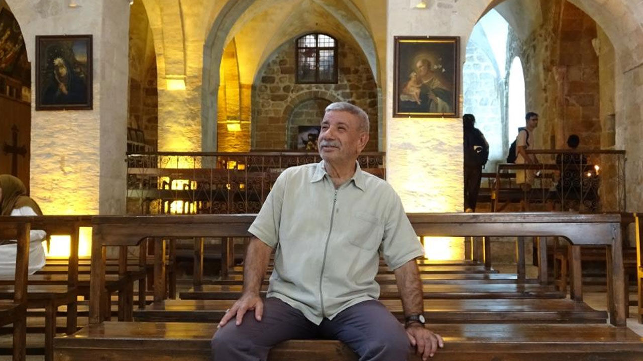 Mardin’de hoşgörünün öyküsü: Namazını kılıyor, kiliseye gönüllü bakıyor - 1. Resim