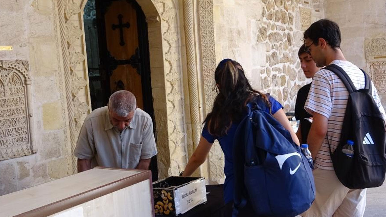 Mardin’de hoşgörünün öyküsü: Namazını kılıyor, kiliseye gönüllü bakıyor - 2. Resim